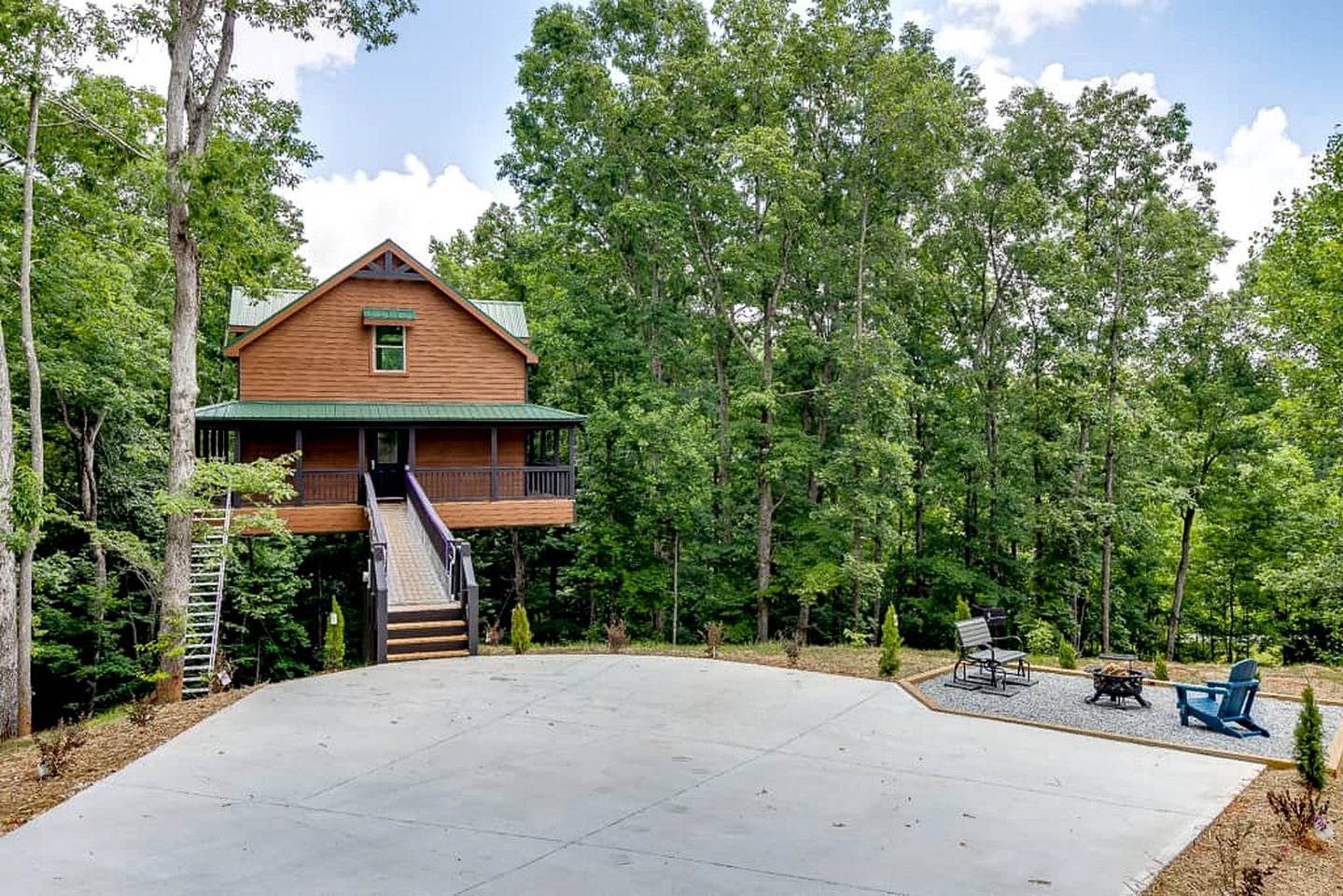 Treehouse with Waterfall Views and Spa for Romantic Glamping Escapes in Georgia