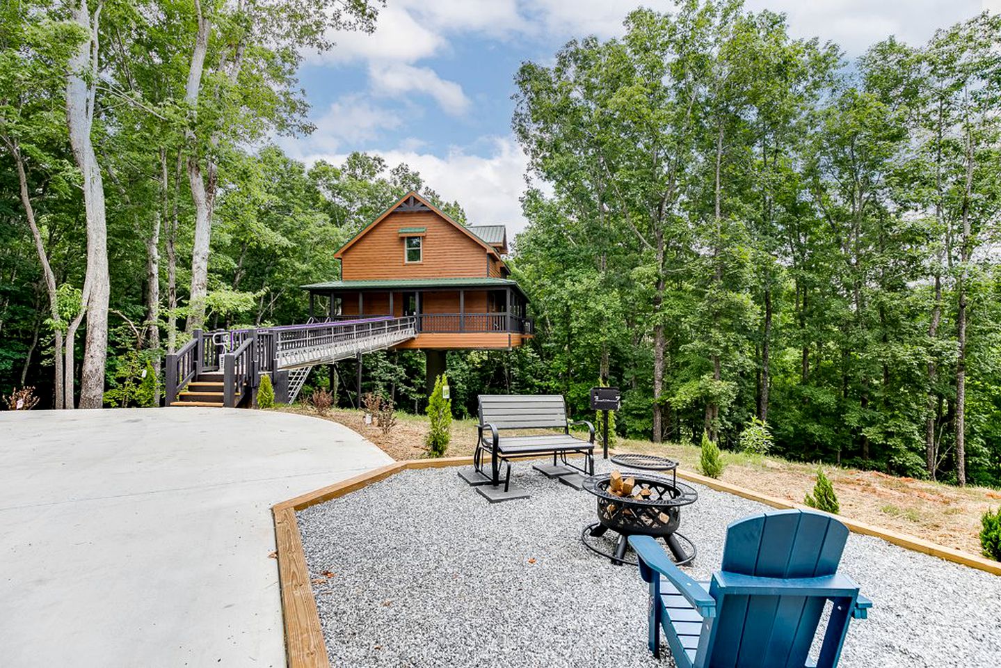 Treehouse with Waterfall Views and Spa for Romantic Glamping Escapes in Georgia