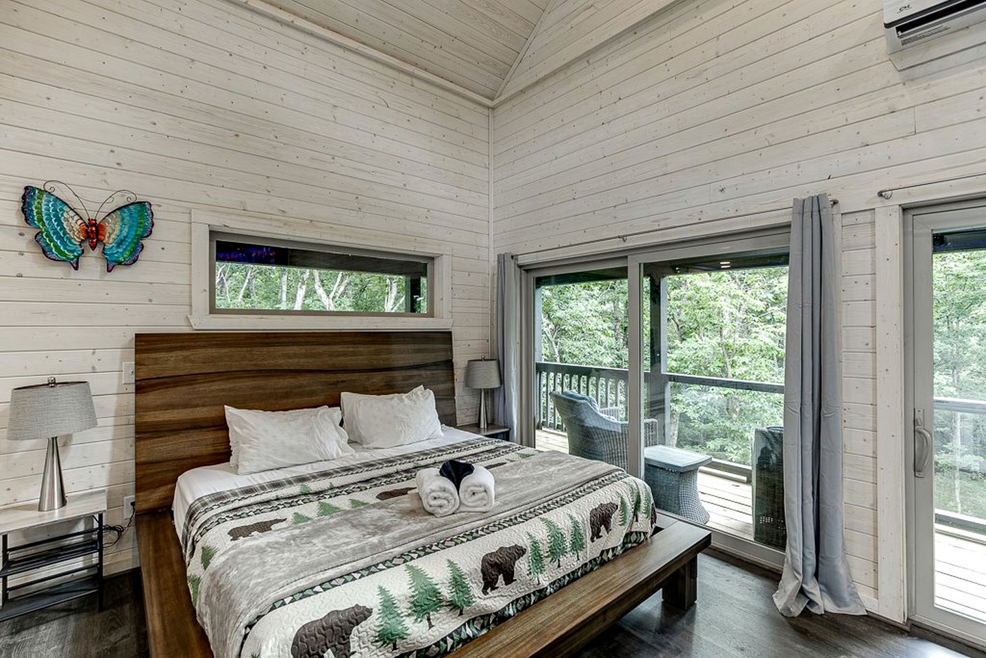 Treehouse with Waterfall Views and Spa for Romantic Glamping Escapes in Georgia