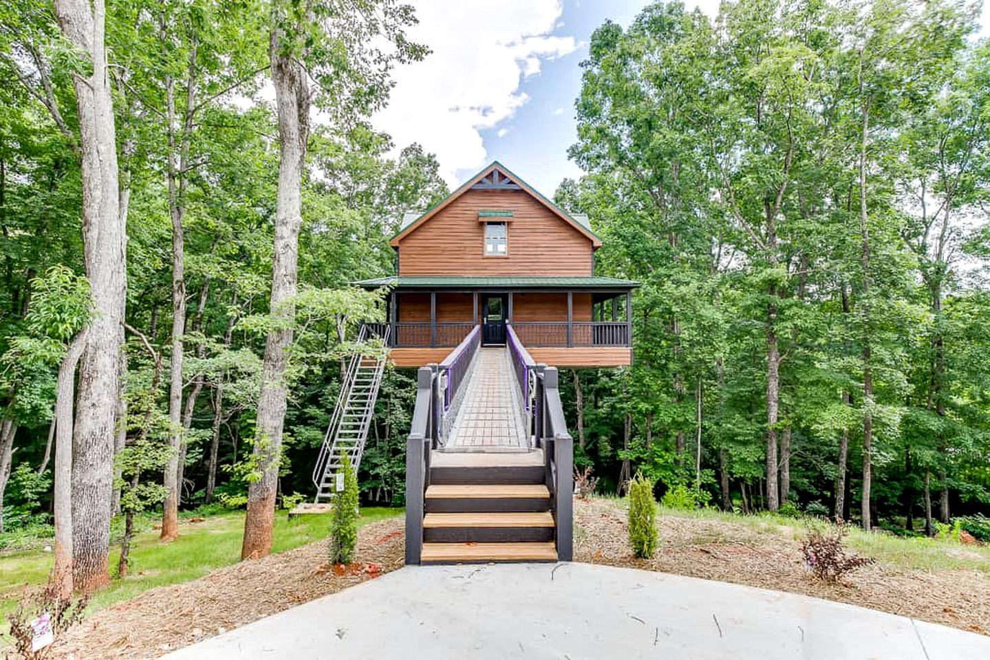 Treehouse with Waterfall Views and Spa for Romantic Glamping Escapes in Georgia