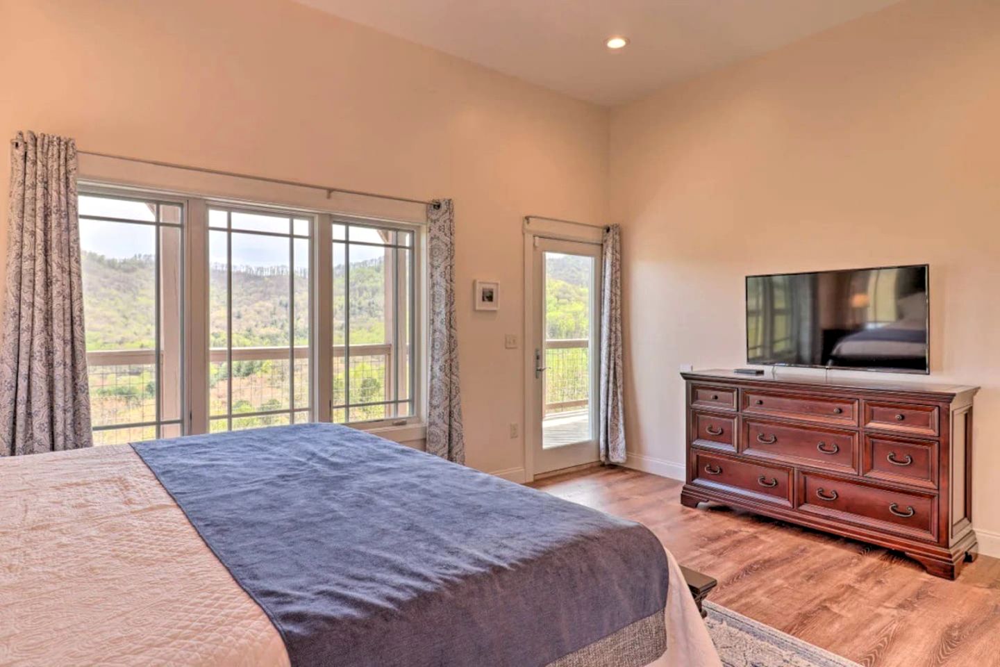 Fantastic Cottage with Incredible Sights in Candler, North Carolina