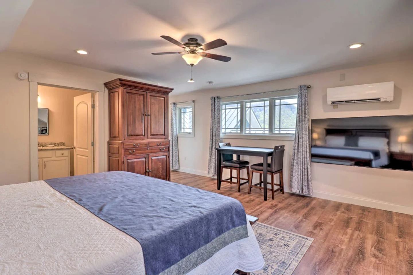 Fantastic Cottage with Incredible Sights in Candler, North Carolina