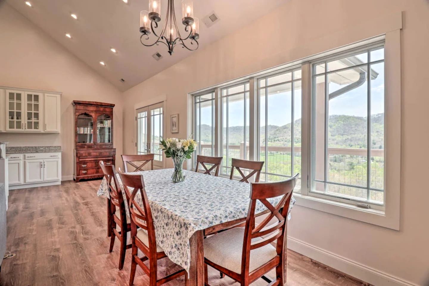 Fantastic Cottage with Incredible Sights in Candler, North Carolina
