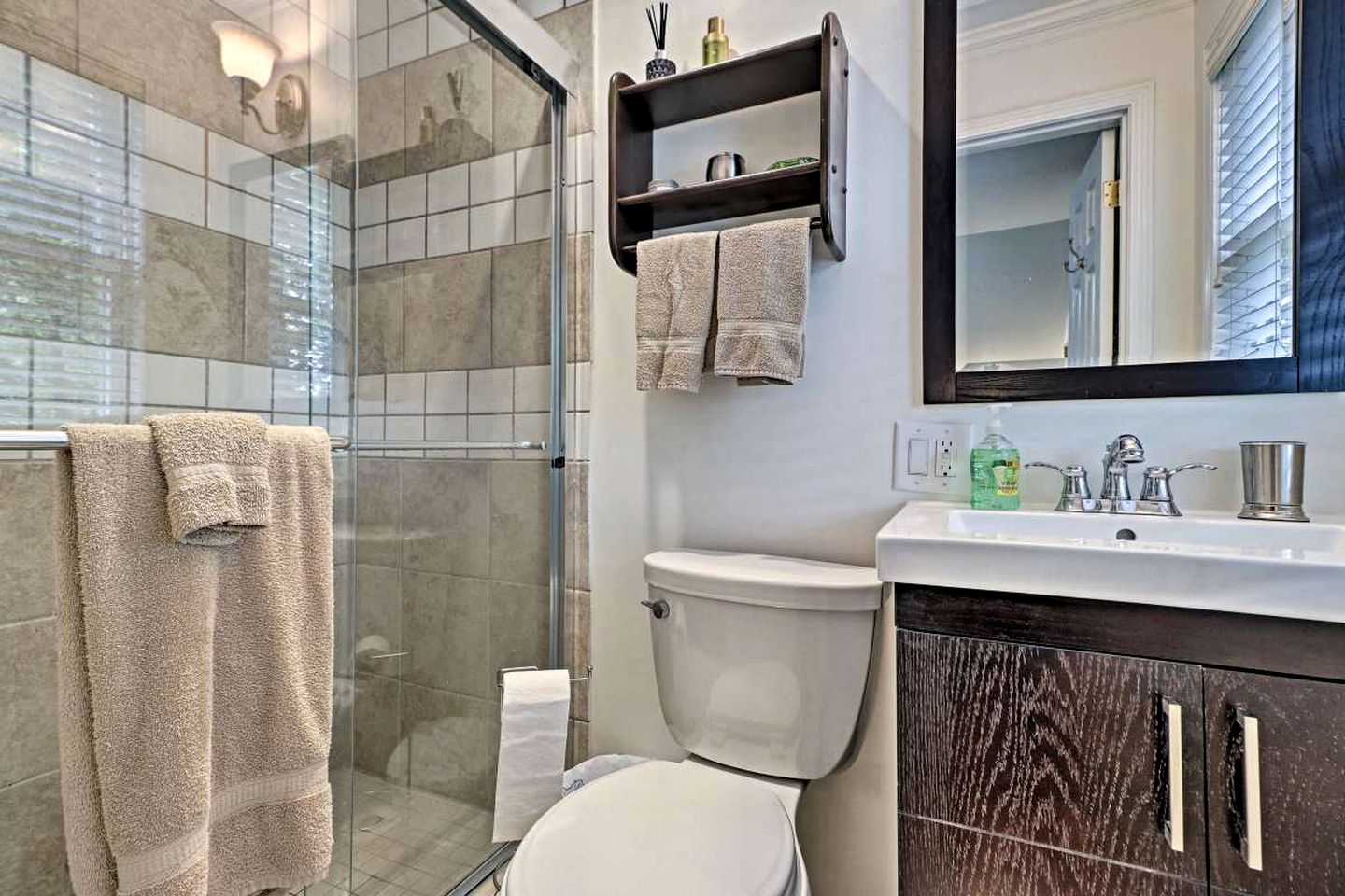 Delightful Waterfront Cabin Rental Overlooking Lake Martin, Elmore County, Alabama