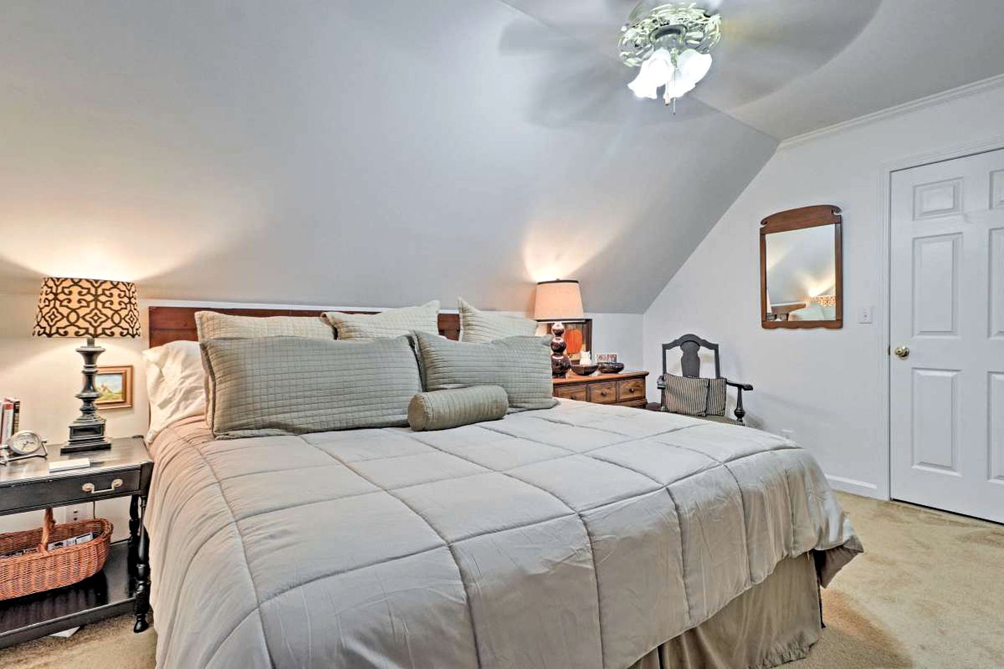 Delightful Waterfront Cabin Rental Overlooking Lake Martin, Elmore County, Alabama