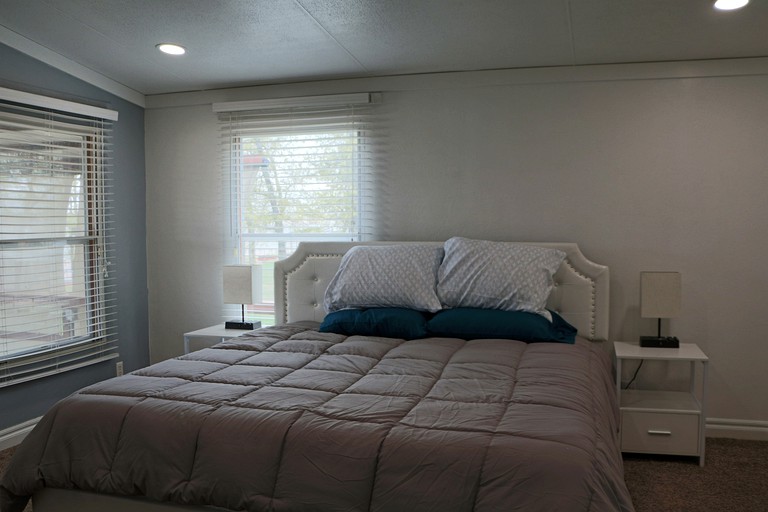 Cute lake house w/beach, dock, ramp, deck & sleeps 10! Lake Life Fun 30 min from OKC | Vacation Rentals (Shawnee, Oklahoma, United States of America)