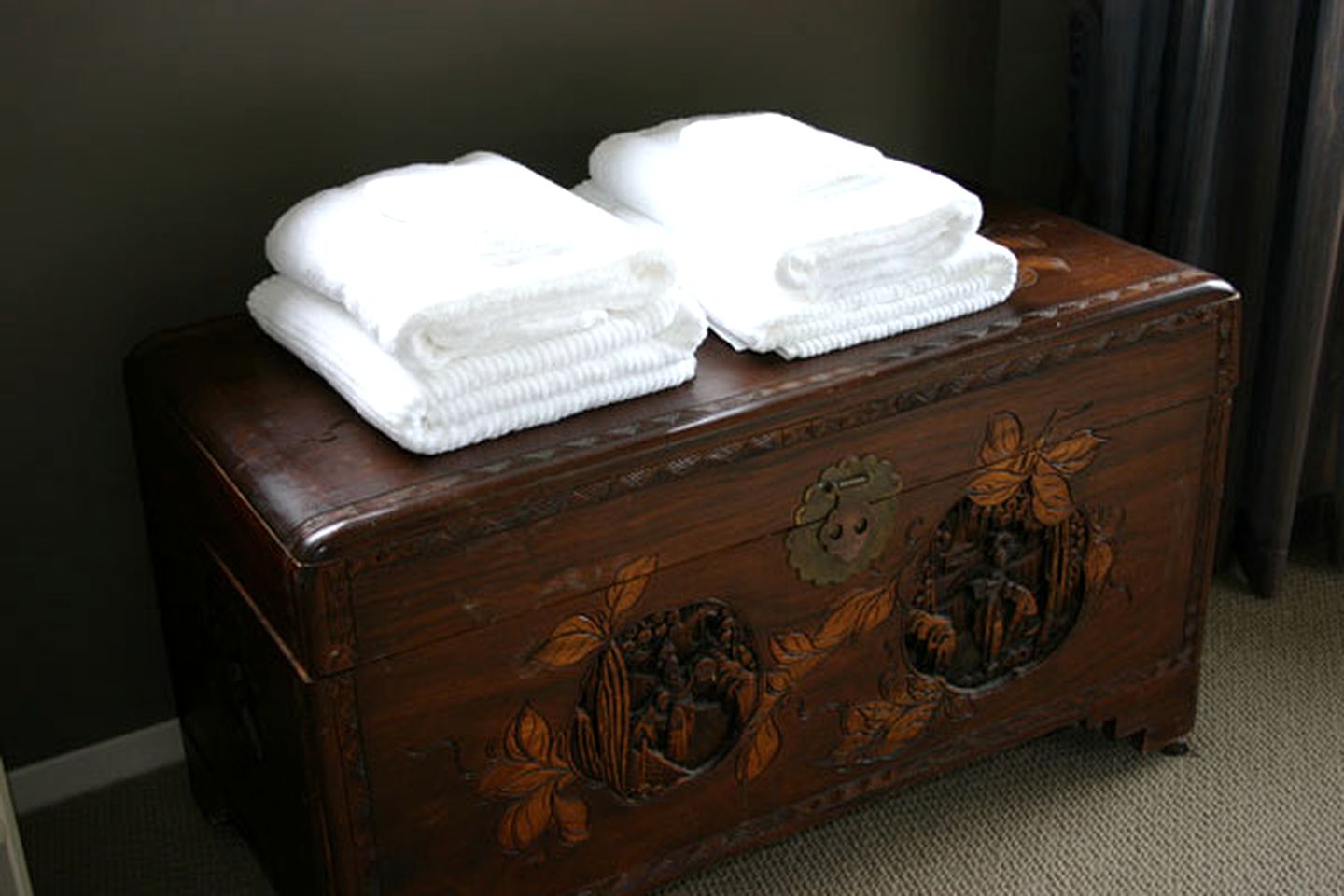 Luxury Vacation Room Rental in Stunning Lodge, Katikati, New Zealand