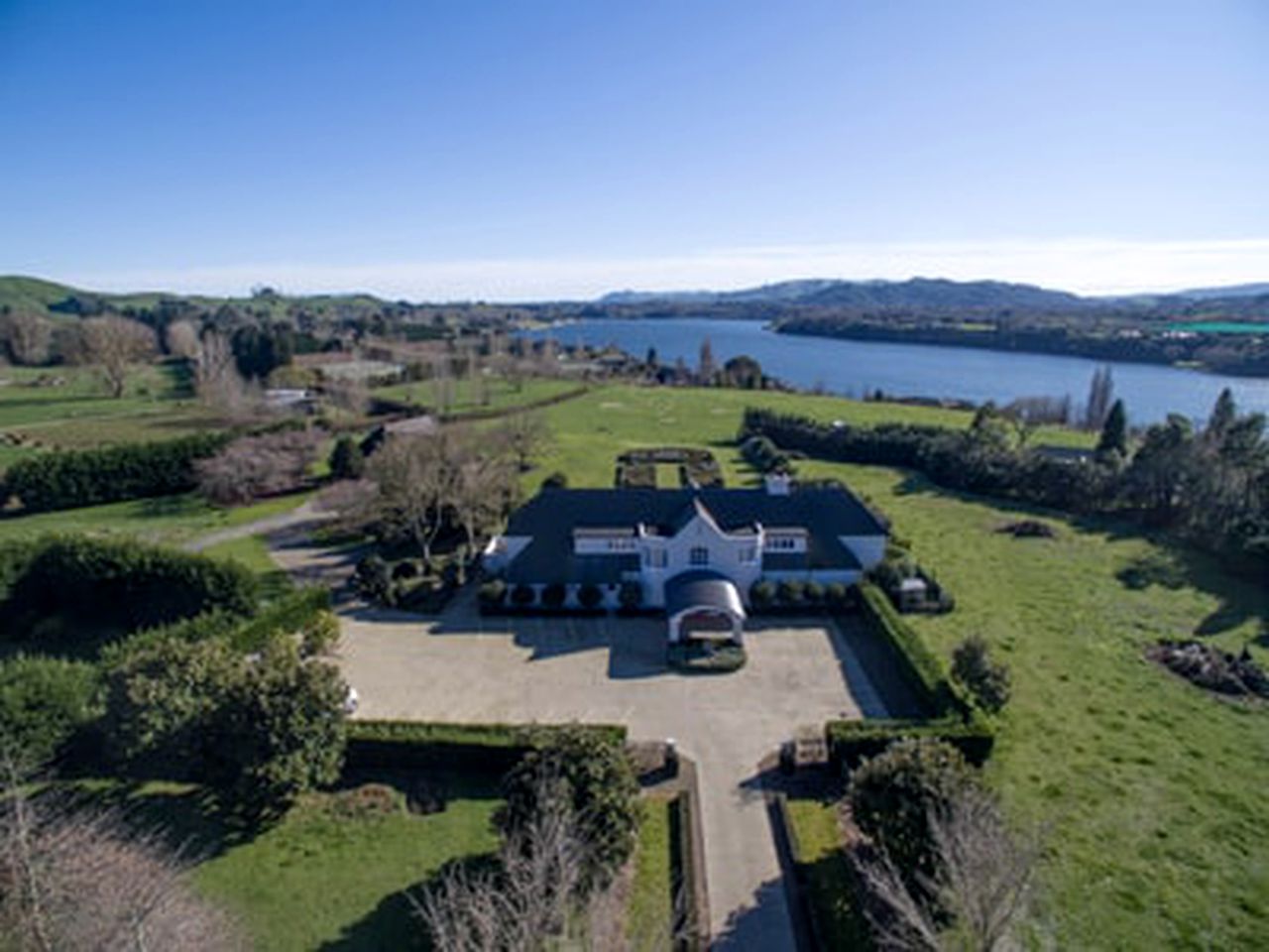 Stately Accommodation with a Pool Table near Gorgeous Lake Karapiro, North Island