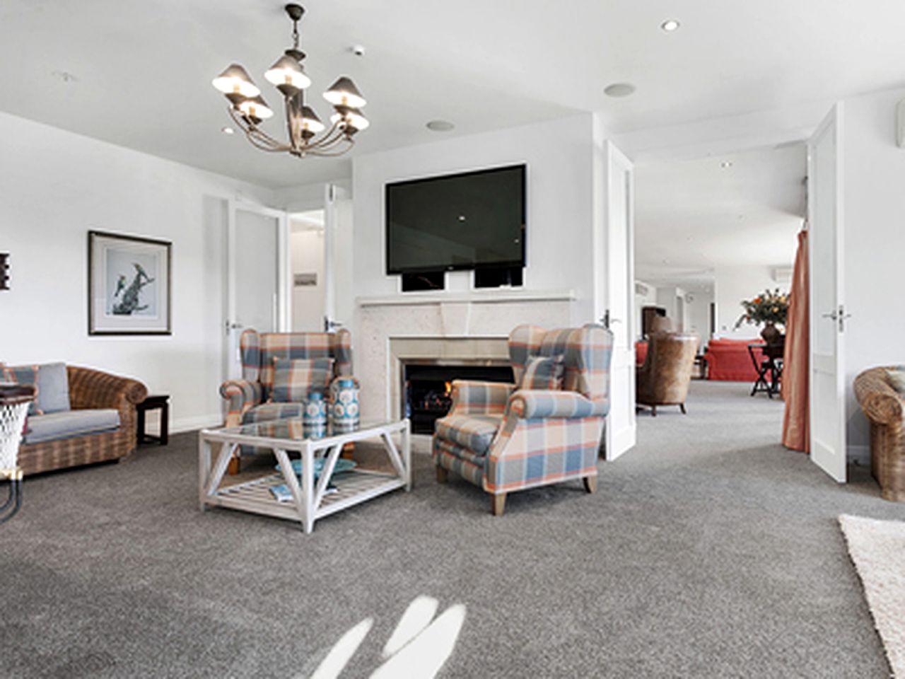 Stately Accommodation with a Pool Table near Gorgeous Lake Karapiro, North Island