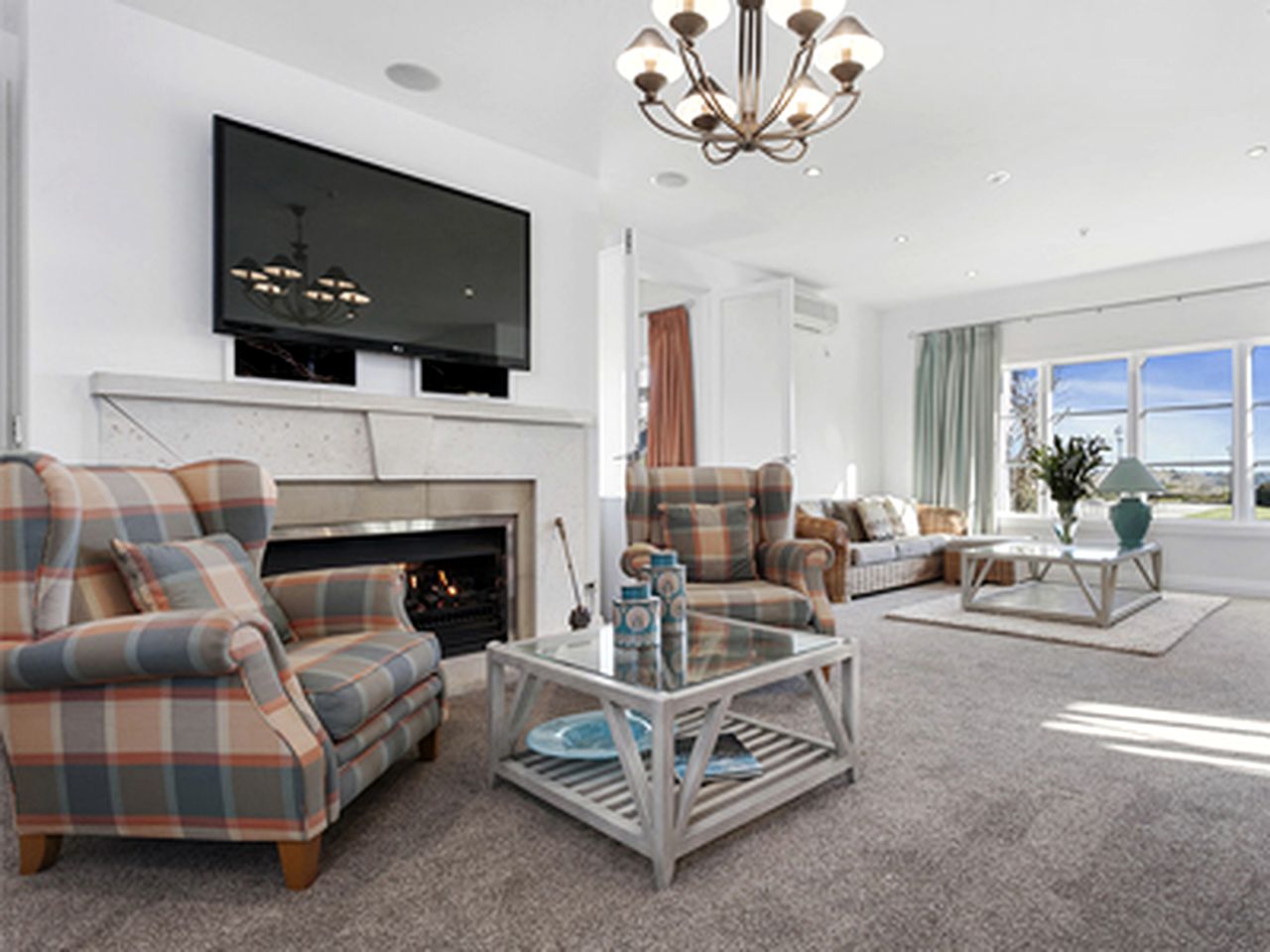 Stately Accommodation with a Pool Table near Gorgeous Lake Karapiro, North Island