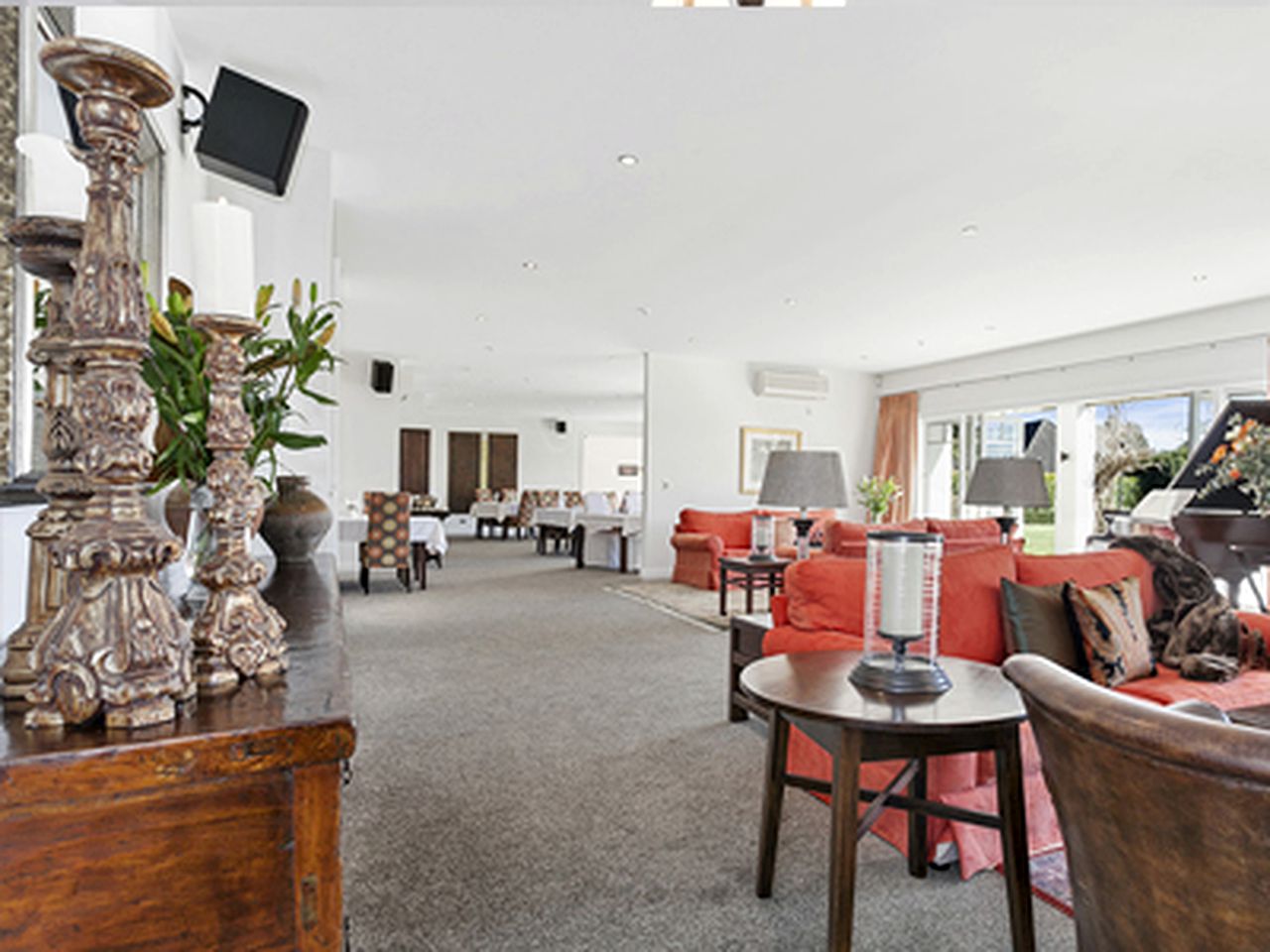 Stately Accommodation with a Pool Table near Gorgeous Lake Karapiro, North Island