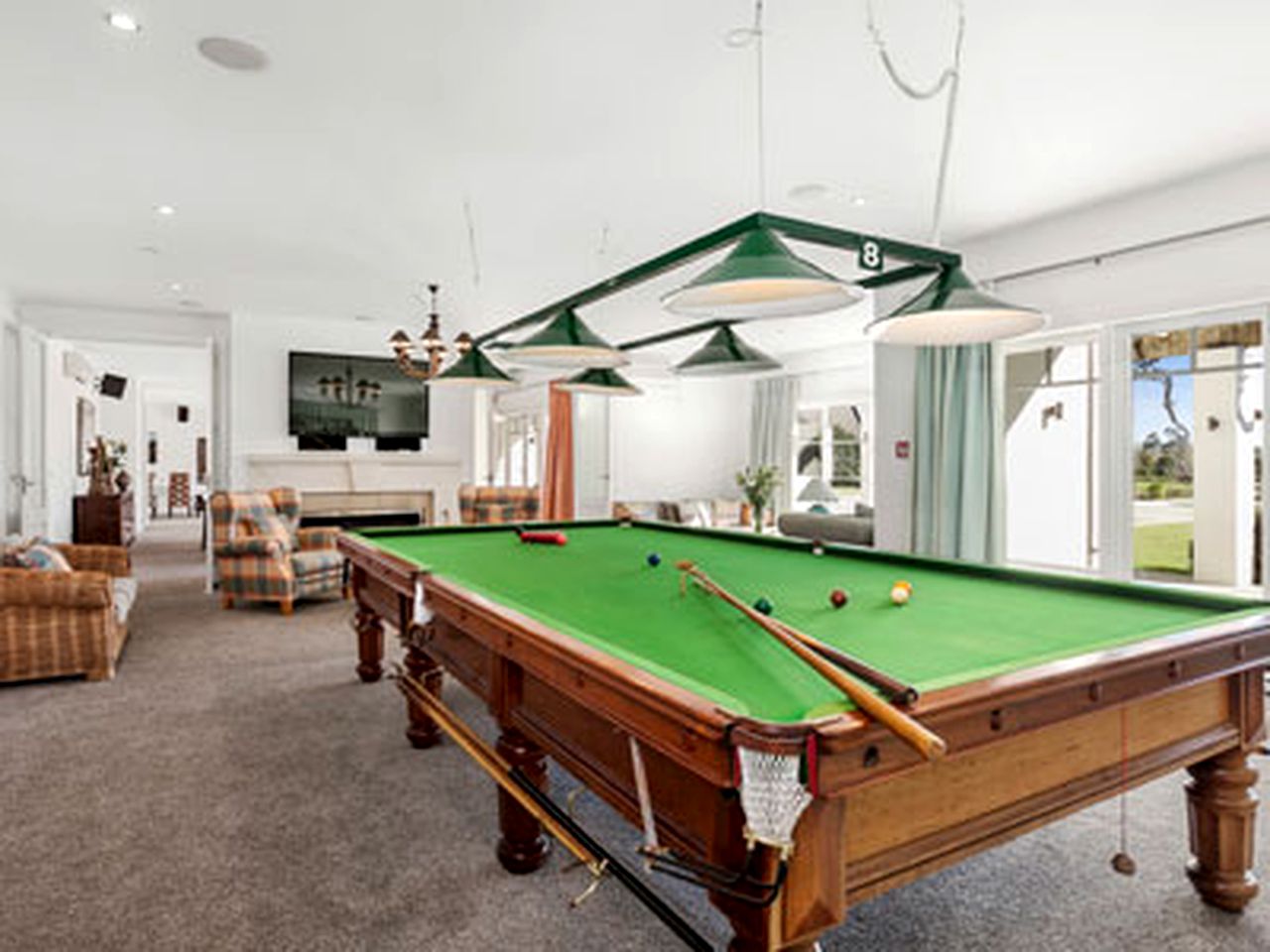 Luxurious Accommodation with a Shared Infinity Pool near Sanctuary Mountain, North Island