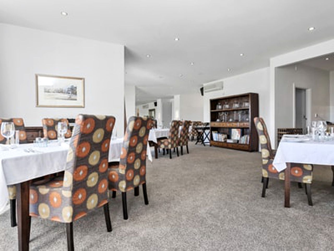 Luxurious Accommodation with a Shared Infinity Pool near Sanctuary Mountain, North Island