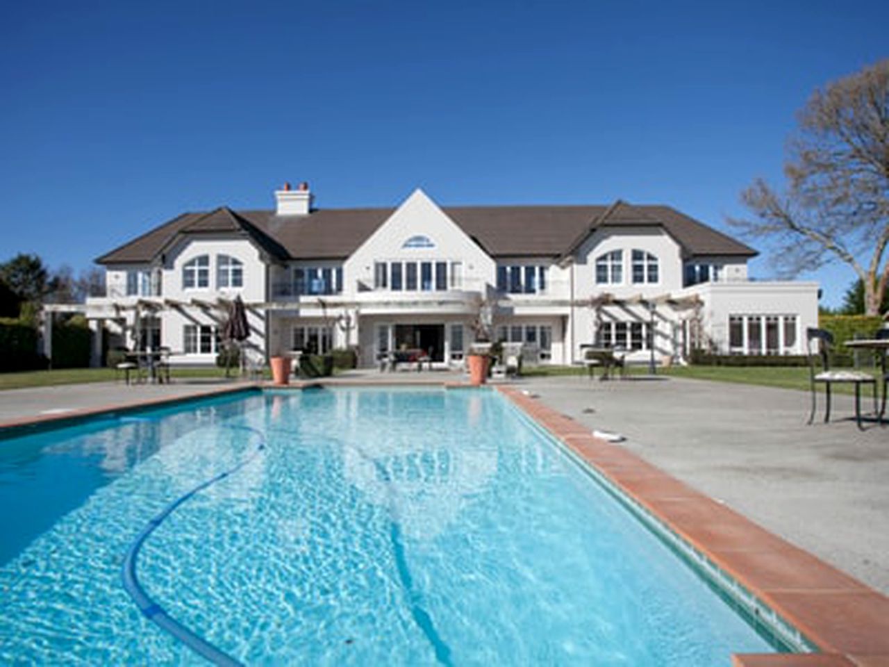 Luxurious Accommodation with a Shared Infinity Pool near Sanctuary Mountain, North Island