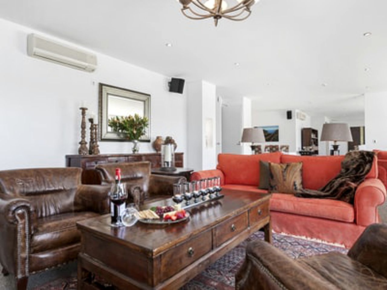 Luxurious Accommodation with a Shared Infinity Pool near Sanctuary Mountain, North Island