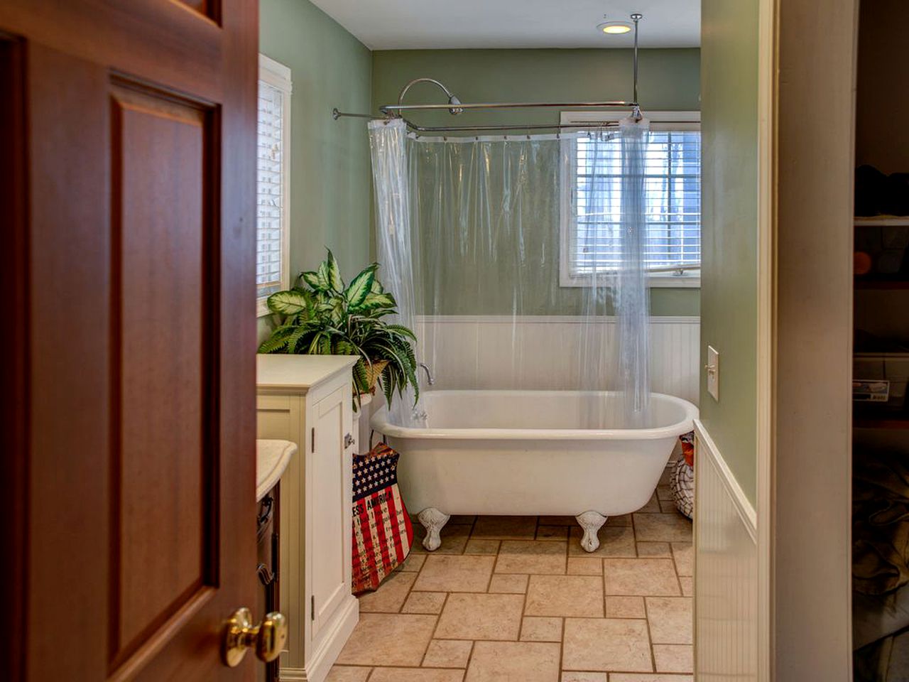 Cozy and Secluded Woodland Cabin with a Front Porch in Cookeville, Tennessee