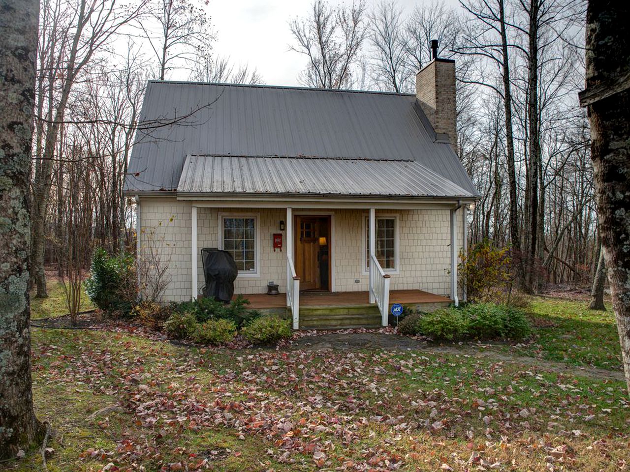 Cozy and Secluded Woodland Cabin with a Front Porch in Cookeville, Tennessee