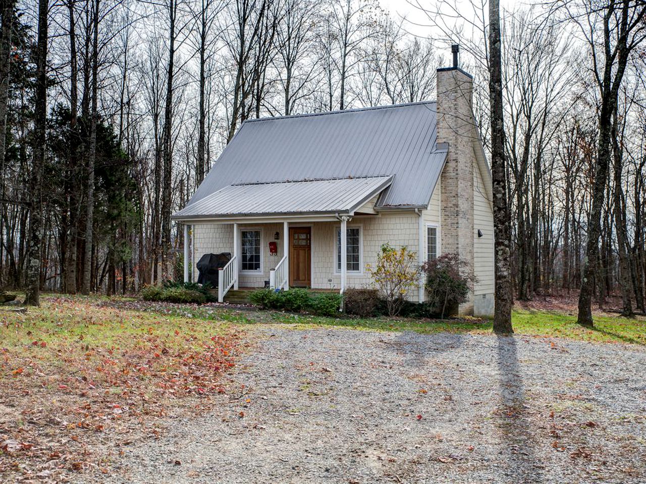 Cozy and Secluded Woodland Cabin with a Front Porch in Cookeville, Tennessee