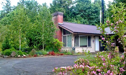 Pet-Friendly Cottage Rental with a Lovely Garden near McKenzie River, Oregon photo 5