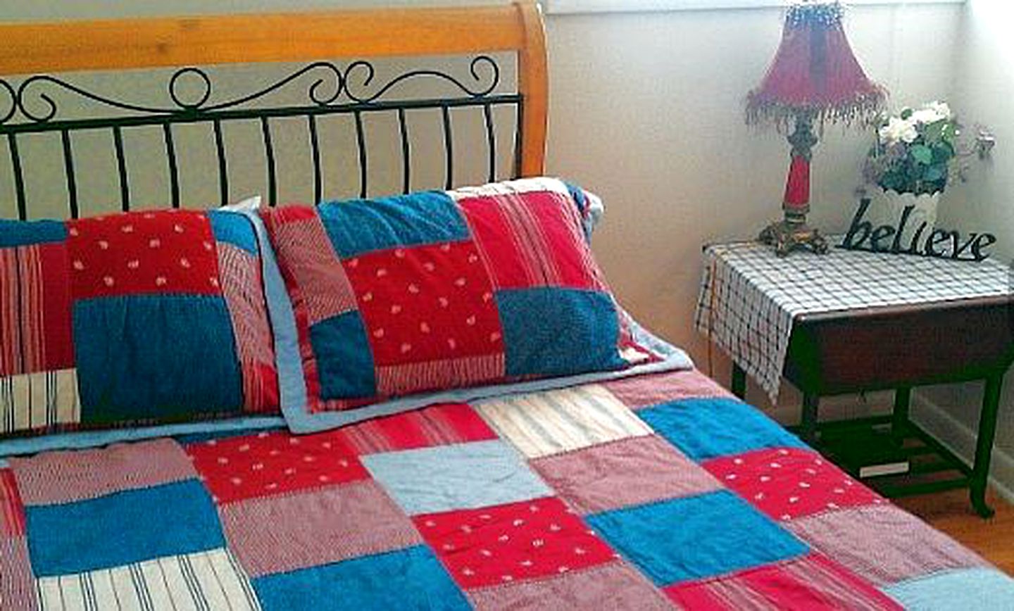 Classic Cottage Rental with a Gorgeous Lawn and Quick Access to the Blue River in Oregon