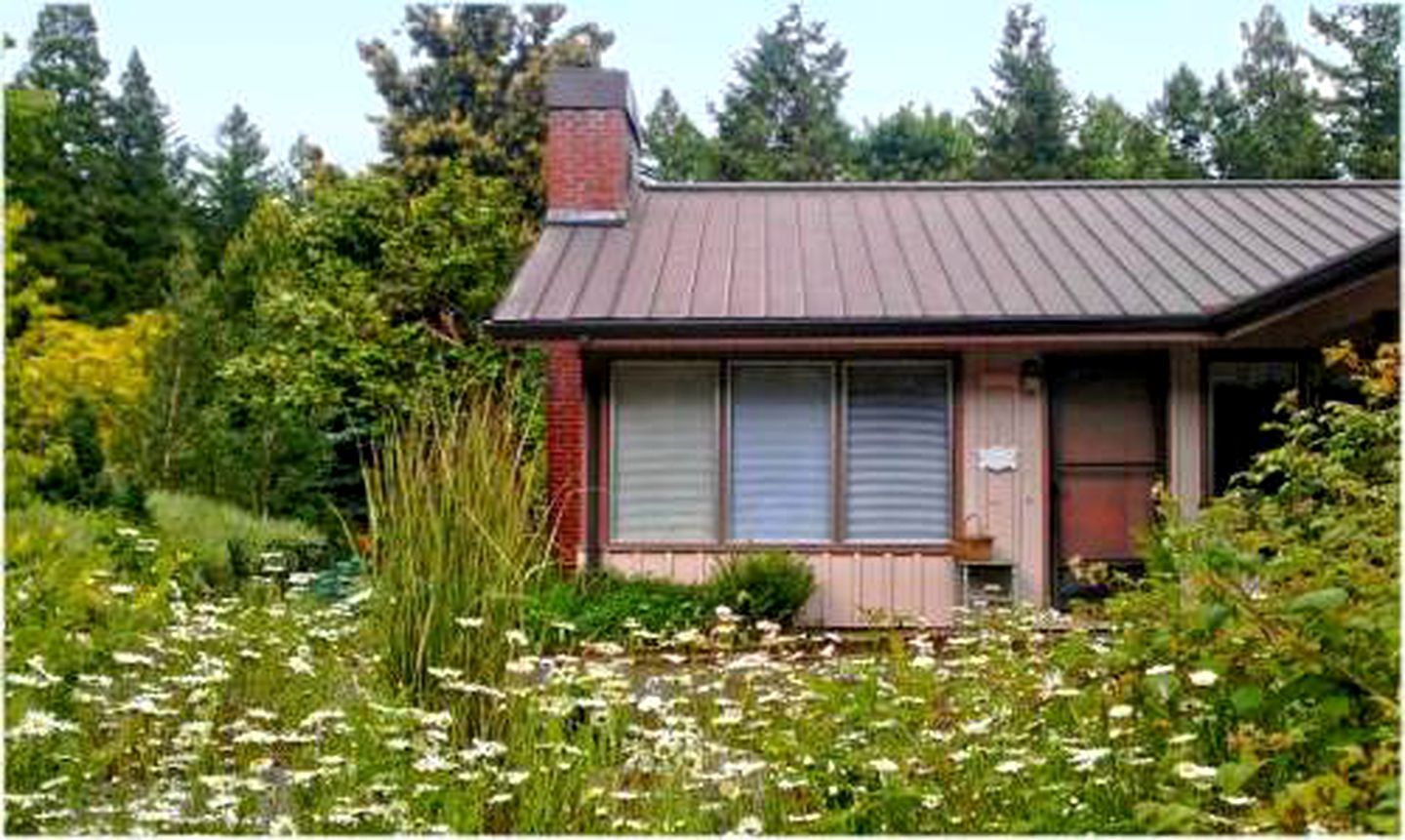 Cottage Rental Nestled in a Lush Garden in Finn Rock, Oregon