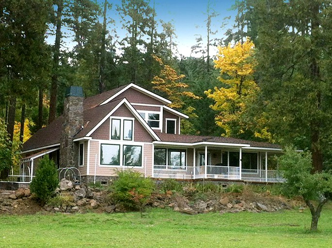 Luxury cabin rental in the cascade mountains in Prospect, Oregon