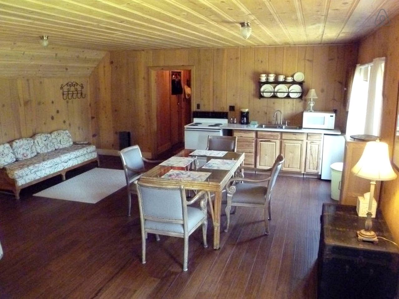 Rustic Cabin Rental in a Wild Meadow near Crater Lake National Park, Oregon