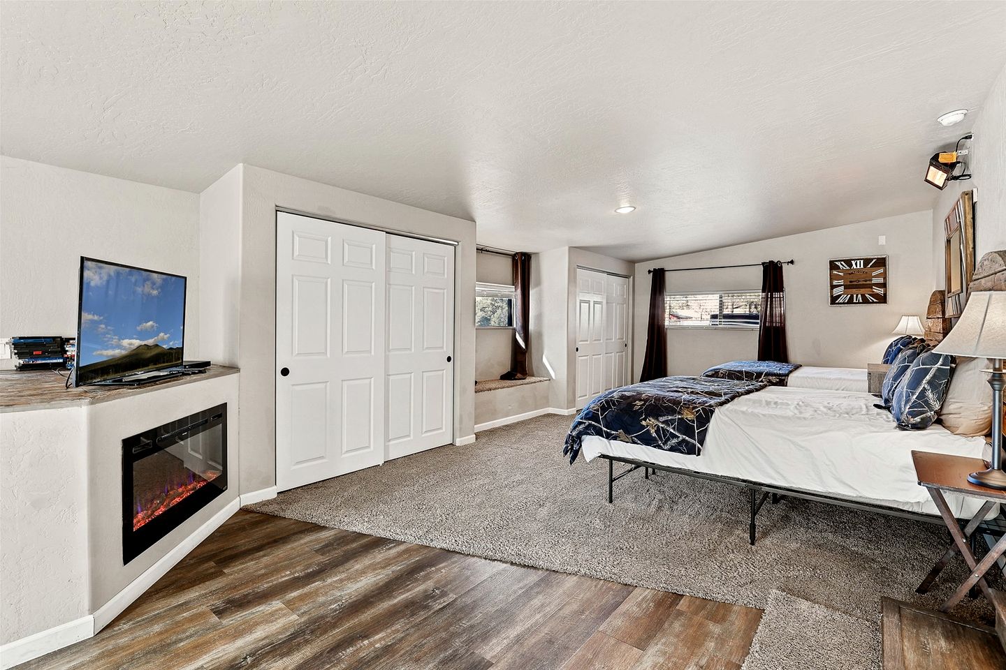 Large and Unique Cabin with a Private Hot Tub and Fire Pit with View of Mt. Eldon