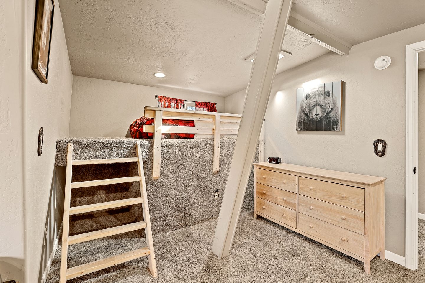 Large and Unique Cabin with a Private Hot Tub and Fire Pit with View of Mt. Eldon
