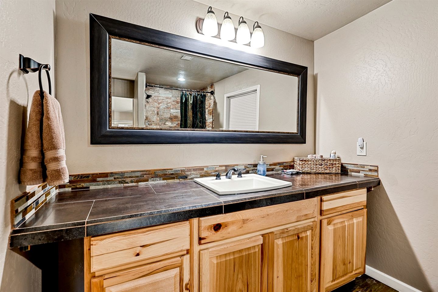 Large and Unique Cabin with a Private Hot Tub and Fire Pit with View of Mt. Eldon