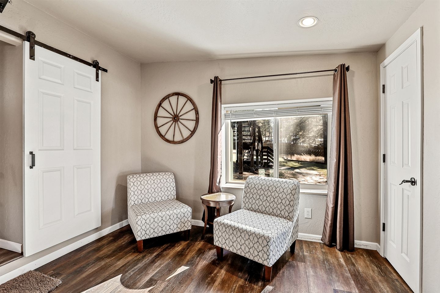 Large and Unique Cabin with a Private Hot Tub and Fire Pit with View of Mt. Eldon