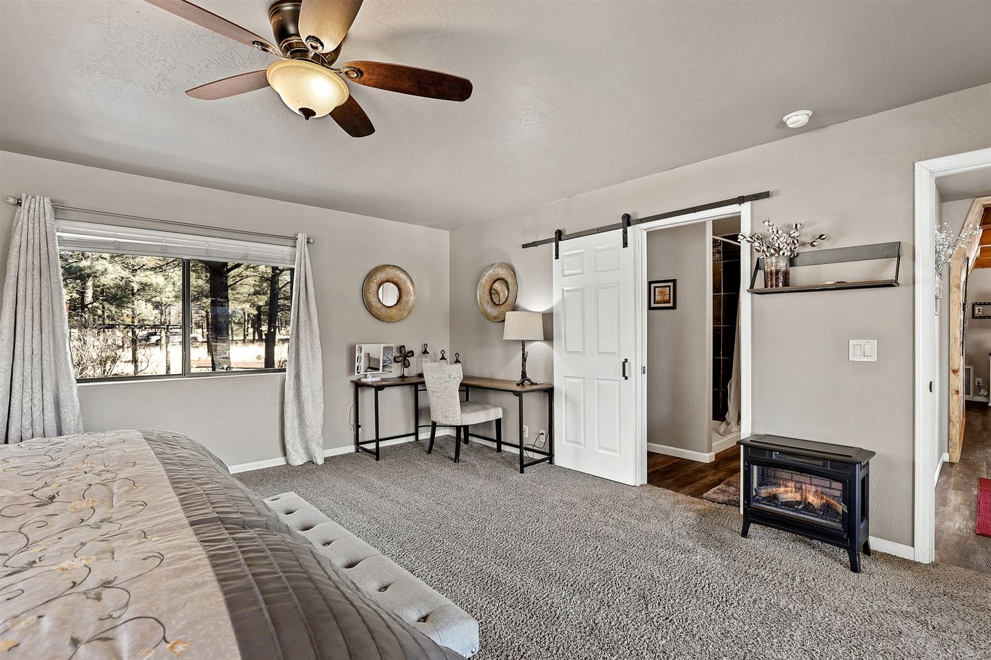 Large and Unique Cabin with a Private Hot Tub and Fire Pit with View of Mt. Eldon