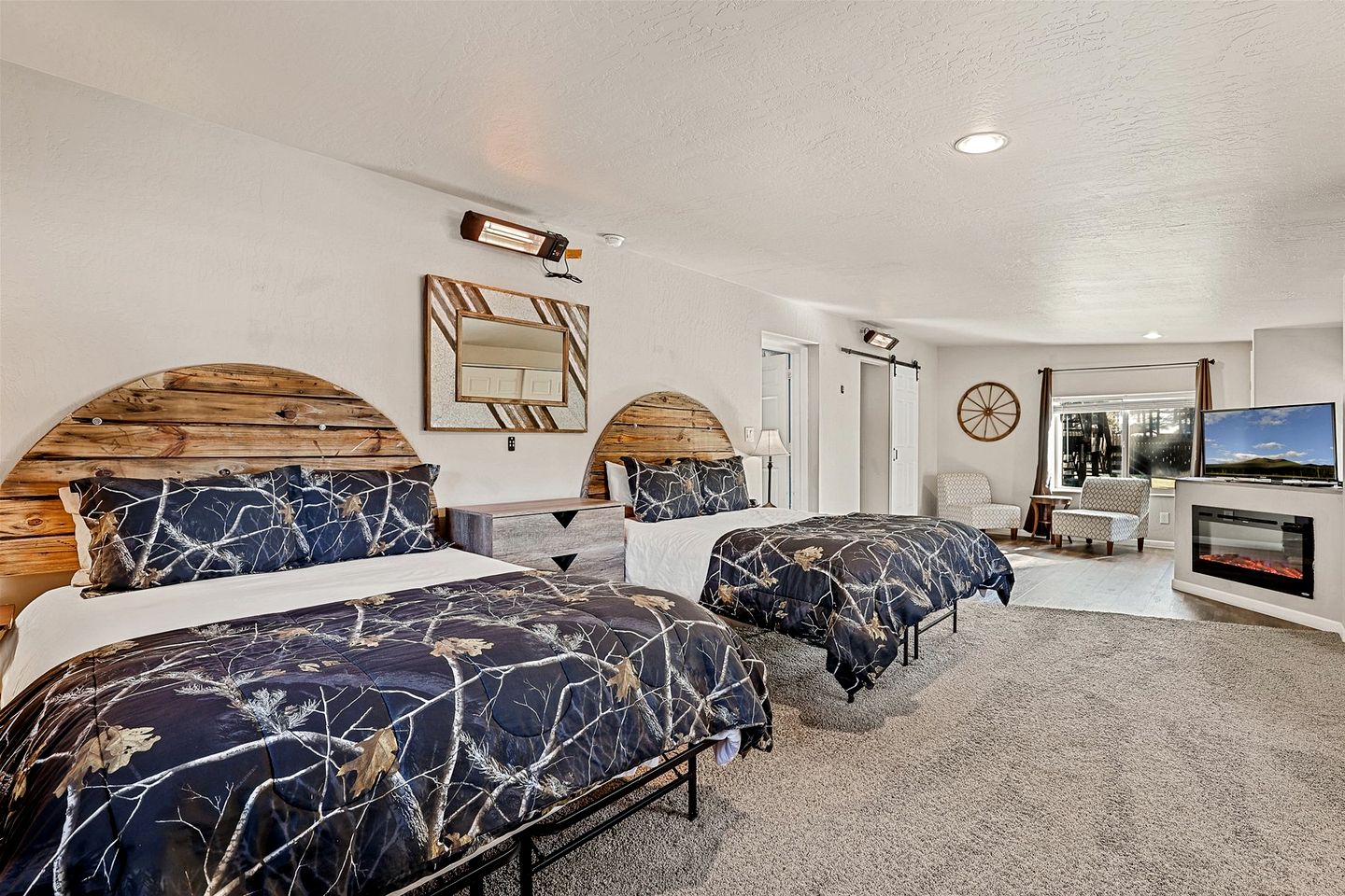 Large and Unique Cabin with a Private Hot Tub and Fire Pit with View of Mt. Eldon