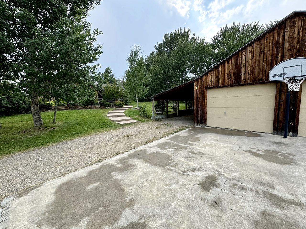 Elegant Vacation Home with Aspen Grove & Mountain Views near Ennis Lake in McAllister, Montana