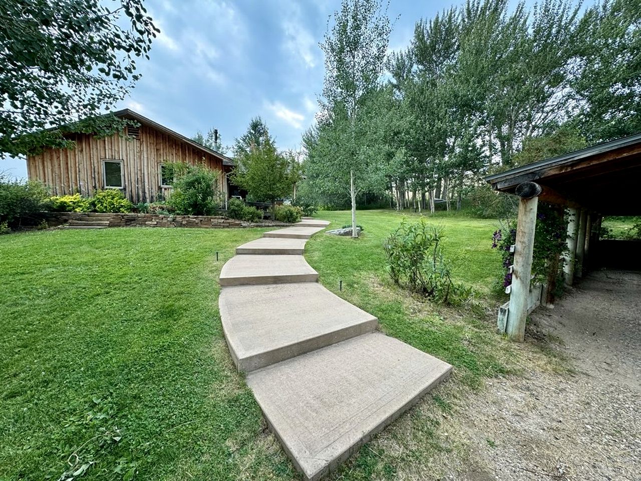 Elegant Vacation Home with Aspen Grove & Mountain Views near Ennis Lake in McAllister, Montana
