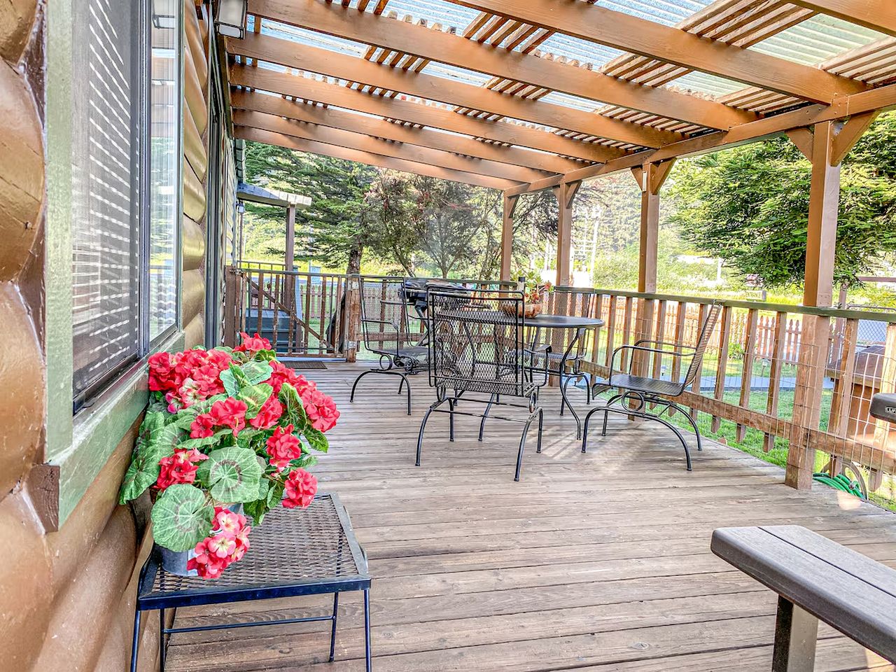 Cozy Cabin with a Private Deck in Klamath, California, near Redwood National Park