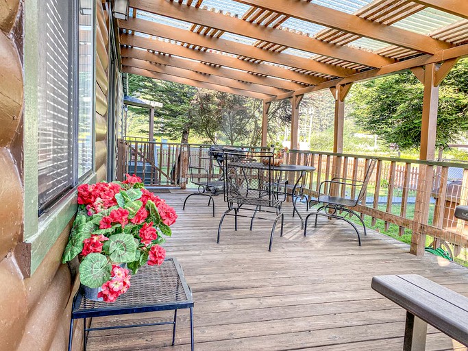 Cozy Cabin with a Private Deck in Klamath, California, near Redwood National Park