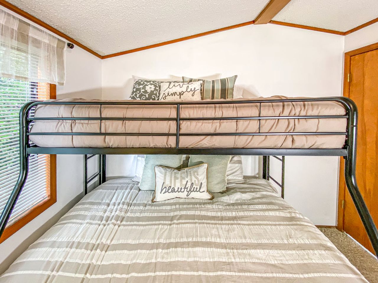 Cozy Cabin with a Private Deck in Klamath, CA