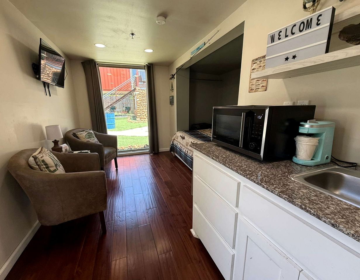 Cozy Tiny House with Hammock Patio near Bath Lake in Medicine Park, Oklahoma