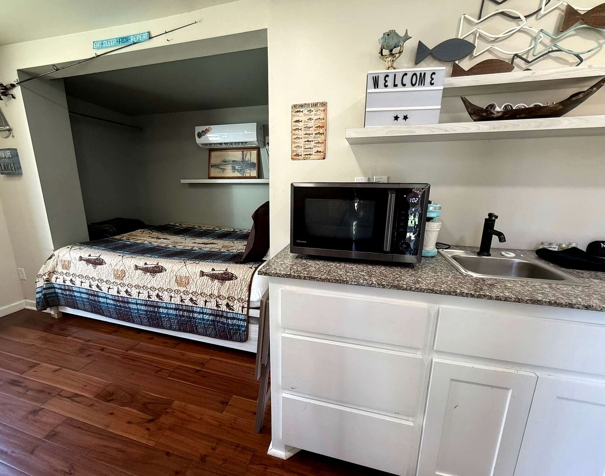 Cozy Tiny House with Hammock Patio near Bath Lake in Medicine Park, Oklahoma