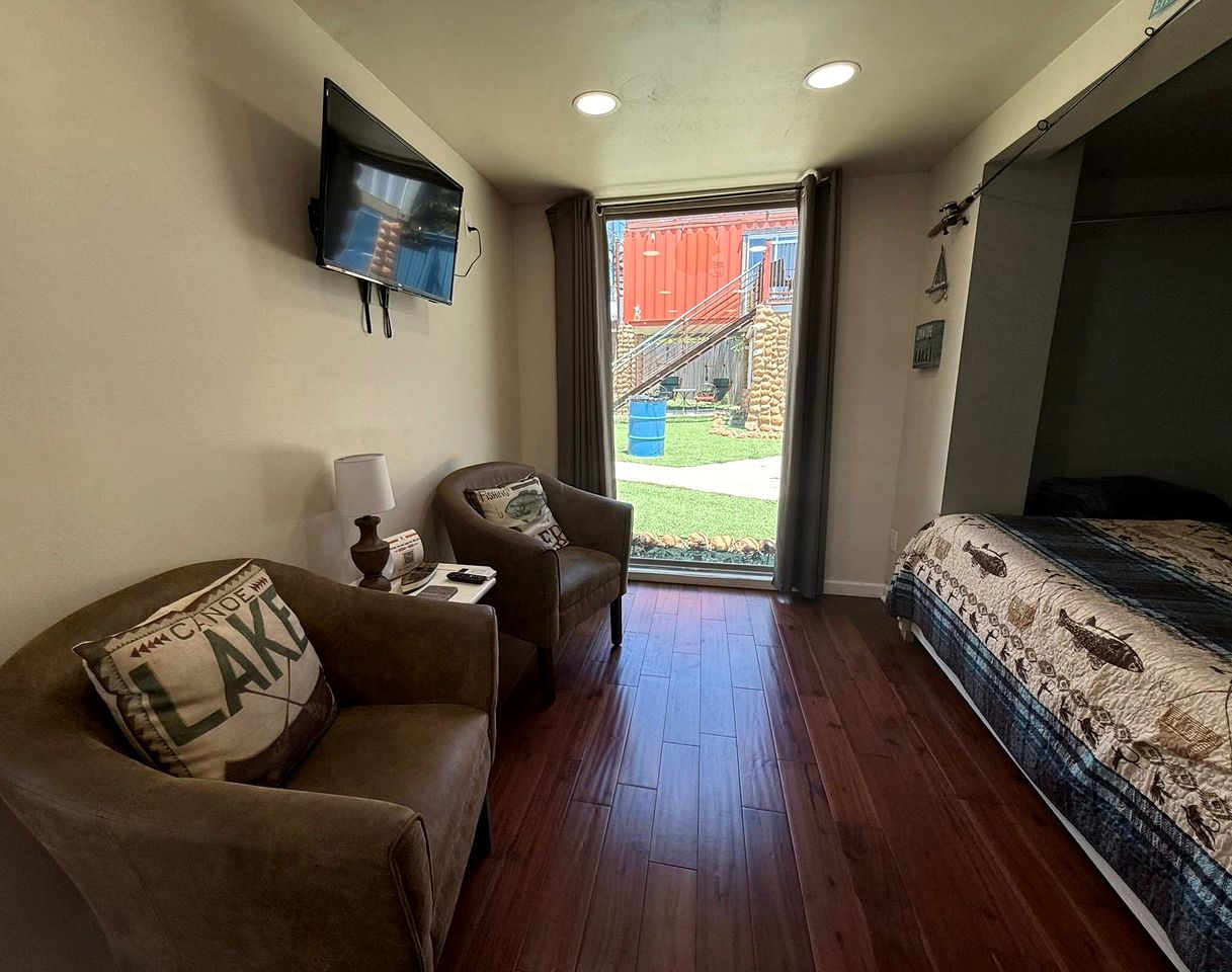 Cozy Tiny House with Hammock Patio near Bath Lake in Medicine Park, Oklahoma