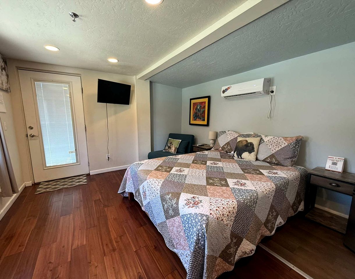 Charming Wheelchair-Accessible Tiny House with Patio near Wichita Mountains – Medicine Park, OK