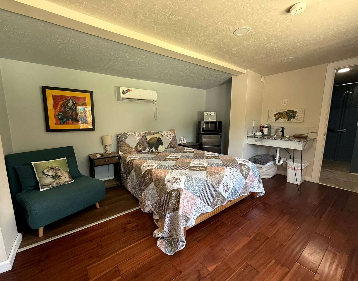 Charming Wheelchair-Accessible Tiny House with Patio near Wichita Mountains – Medicine Park, OK