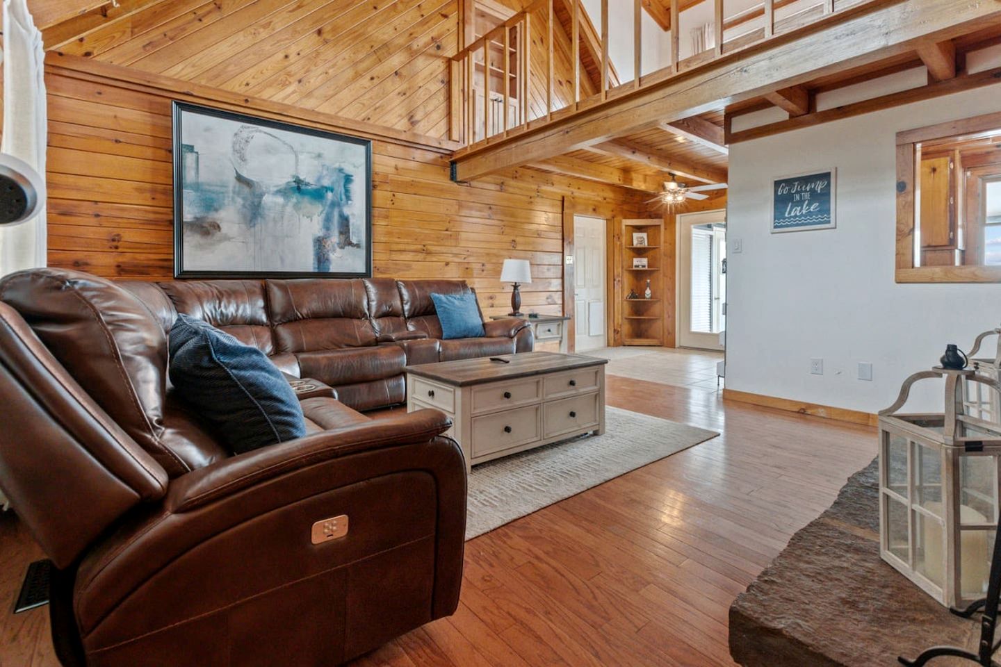 Enormous Waterfront Cabin with Hot-Tub Loaded with Kayaks in Arkansas