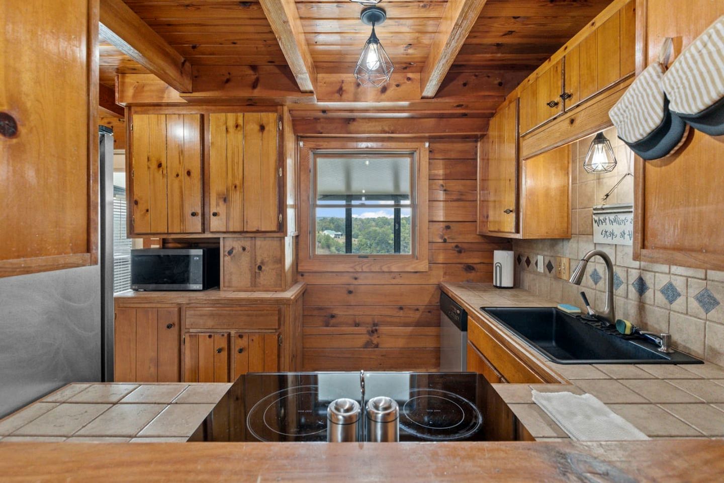 Enormous Waterfront Cabin with Hot-Tub Loaded with Kayaks in Arkansas