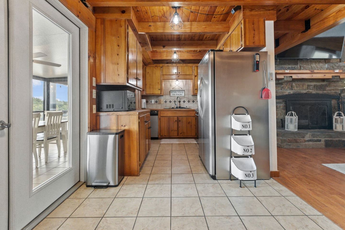 Enormous Waterfront Cabin with Hot-Tub Loaded with Kayaks in Arkansas