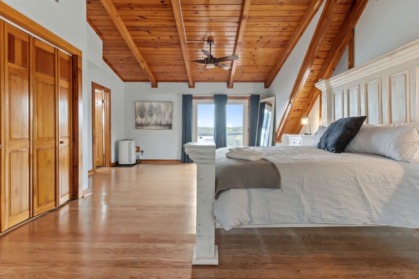 Enormous Waterfront Cabin with Hot-Tub Loaded with Kayaks in Arkansas