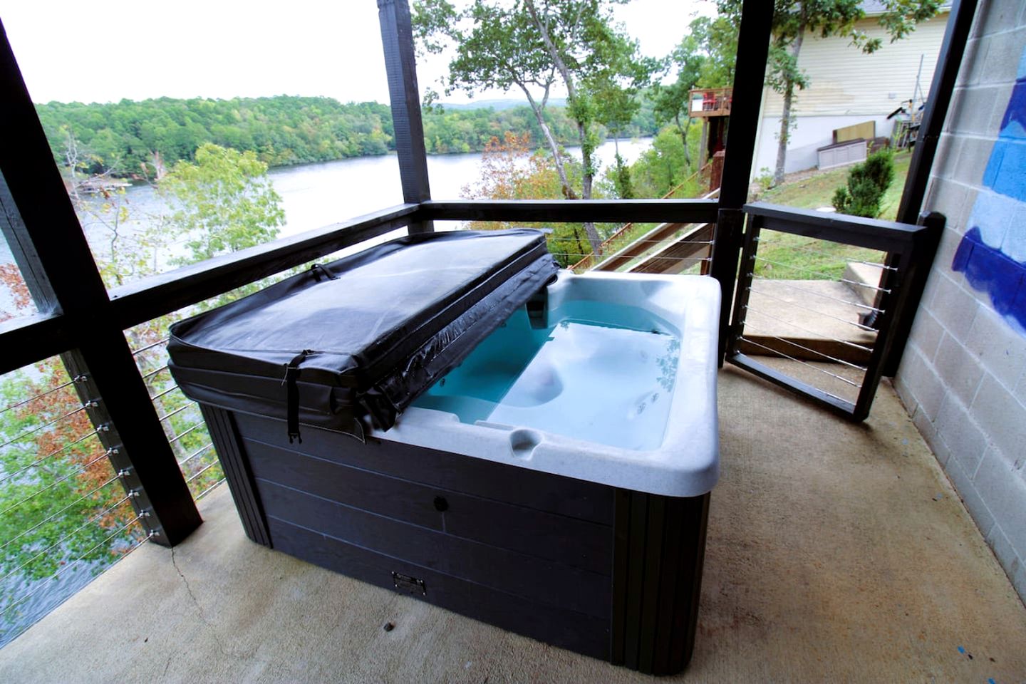 Enormous Waterfront Cabin with Hot-Tub Loaded with Kayaks in Arkansas