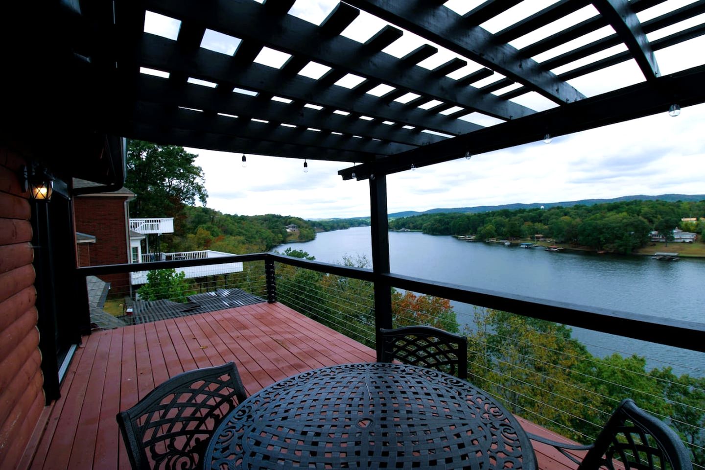 Enormous Waterfront Cabin with Hot-Tub Loaded with Kayaks in Arkansas