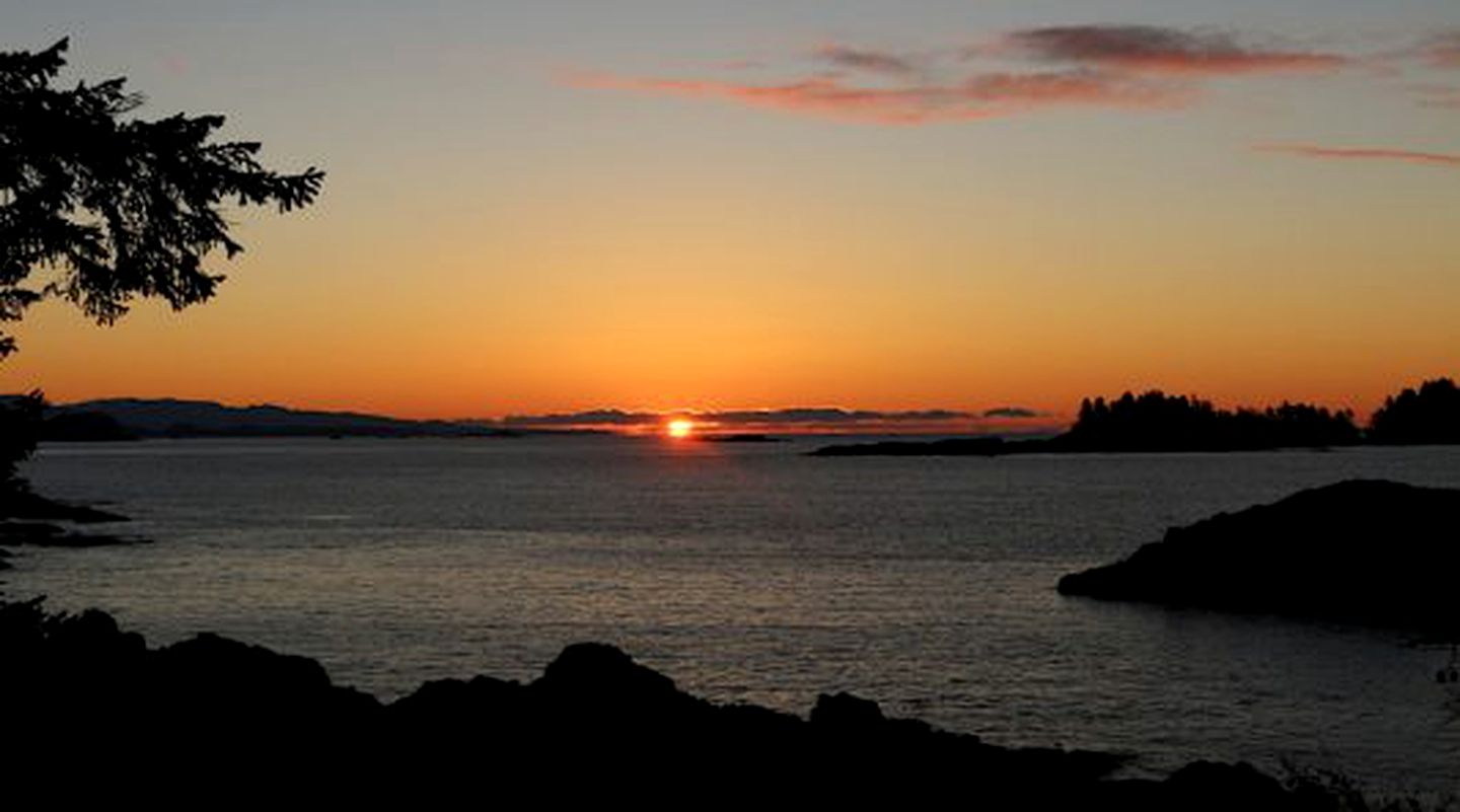 Waterfront Accommodation with Panoramic Views for a Romantic Getaway in Ucluelet, British Columbia